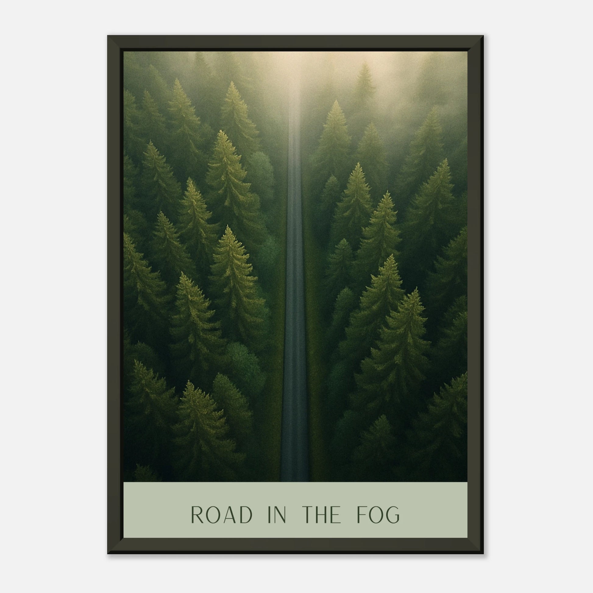 Seitenansicht des Road in the Fog Posters – dichter grüner Wald mit aufsteigendem Nebel und gerader Straße im schwarzen Metallrahmen.