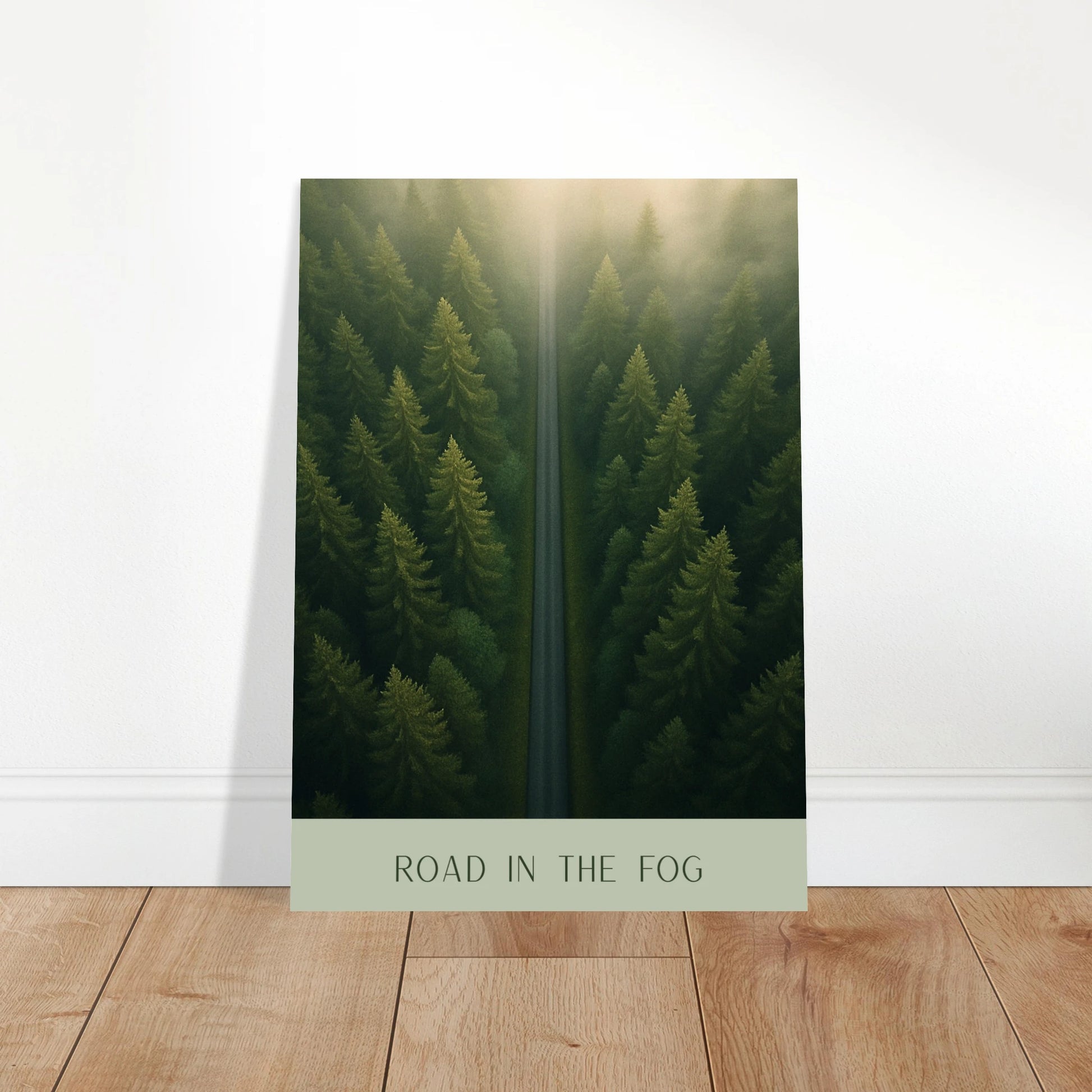 Road in the Fog Naturposter in moderner Wohnzimmereinrichtung – Waldkunst mit Nebelmotiv