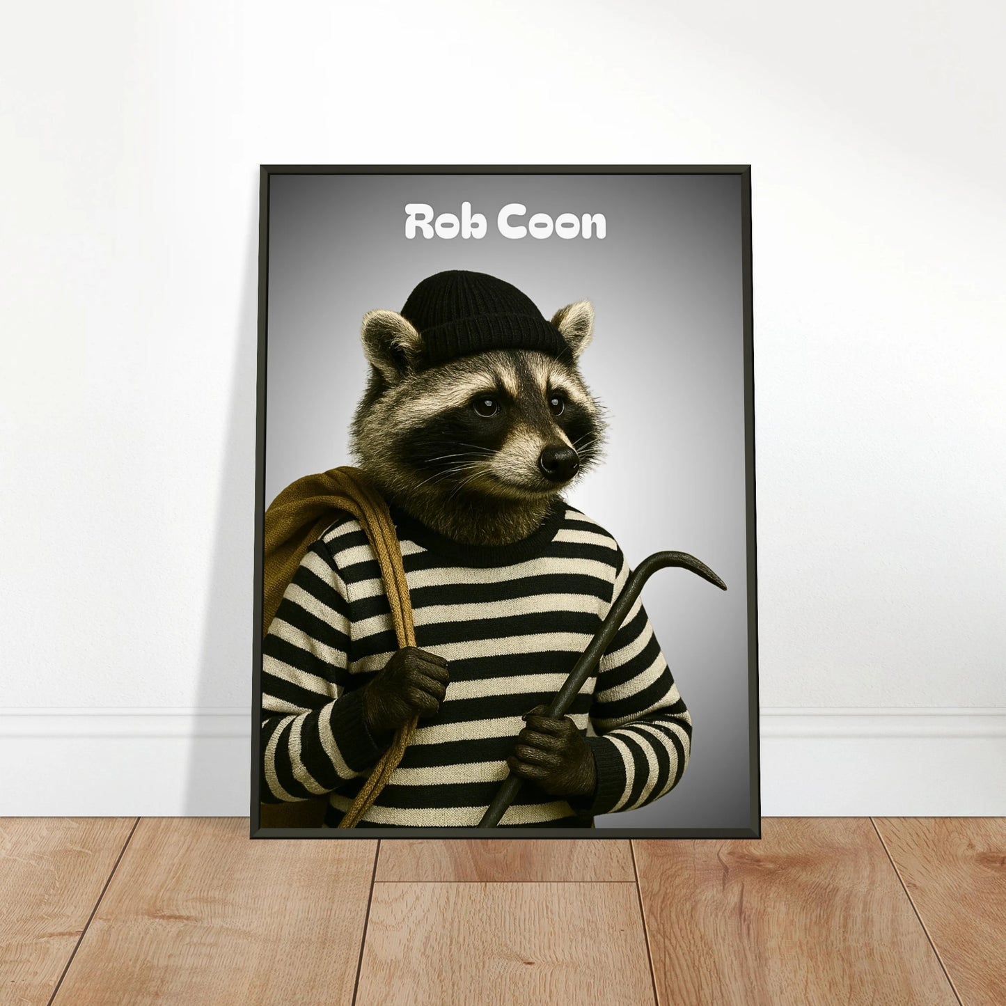 Rob Coon Poster an die Wand gelehnt – Waschbär im schwarzen Metallrahmen, witzige Tierkunst für moderne Wohnräume | DEFA Designs