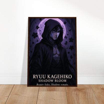 RYUU KAGEHIKO Poster an die Wand gelehnt – elegantes Samurai-Anime-Motiv mit violetten Schatten. Stilvolle Wandkunst mit dunkler Tiefe und luxuriöser Ausstrahlung.
