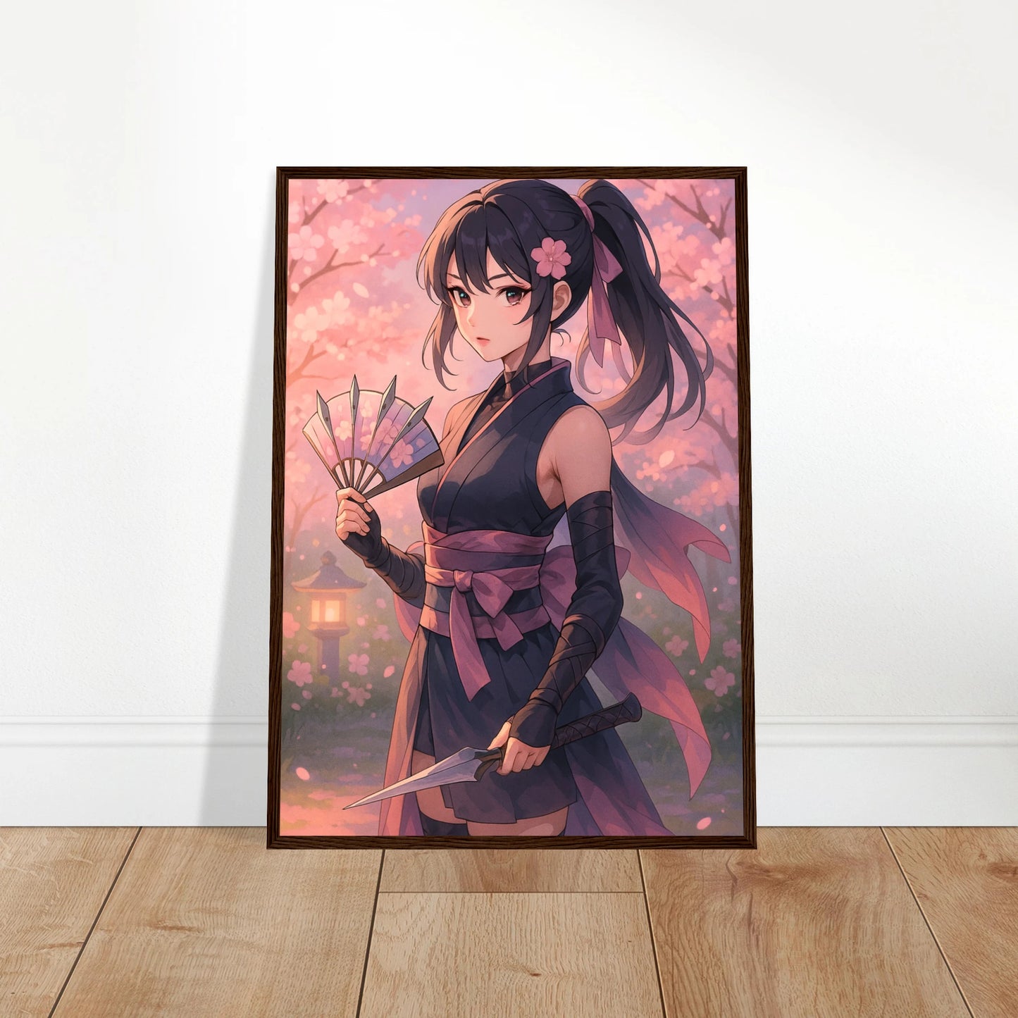 SAKURA KURENAI Poster an die Wand gelehnt – atemberaubende Anime-Kriegerin mit Schwert, Kirschblüten und ruhiger Eleganz. Defa Designs Wandkunst.