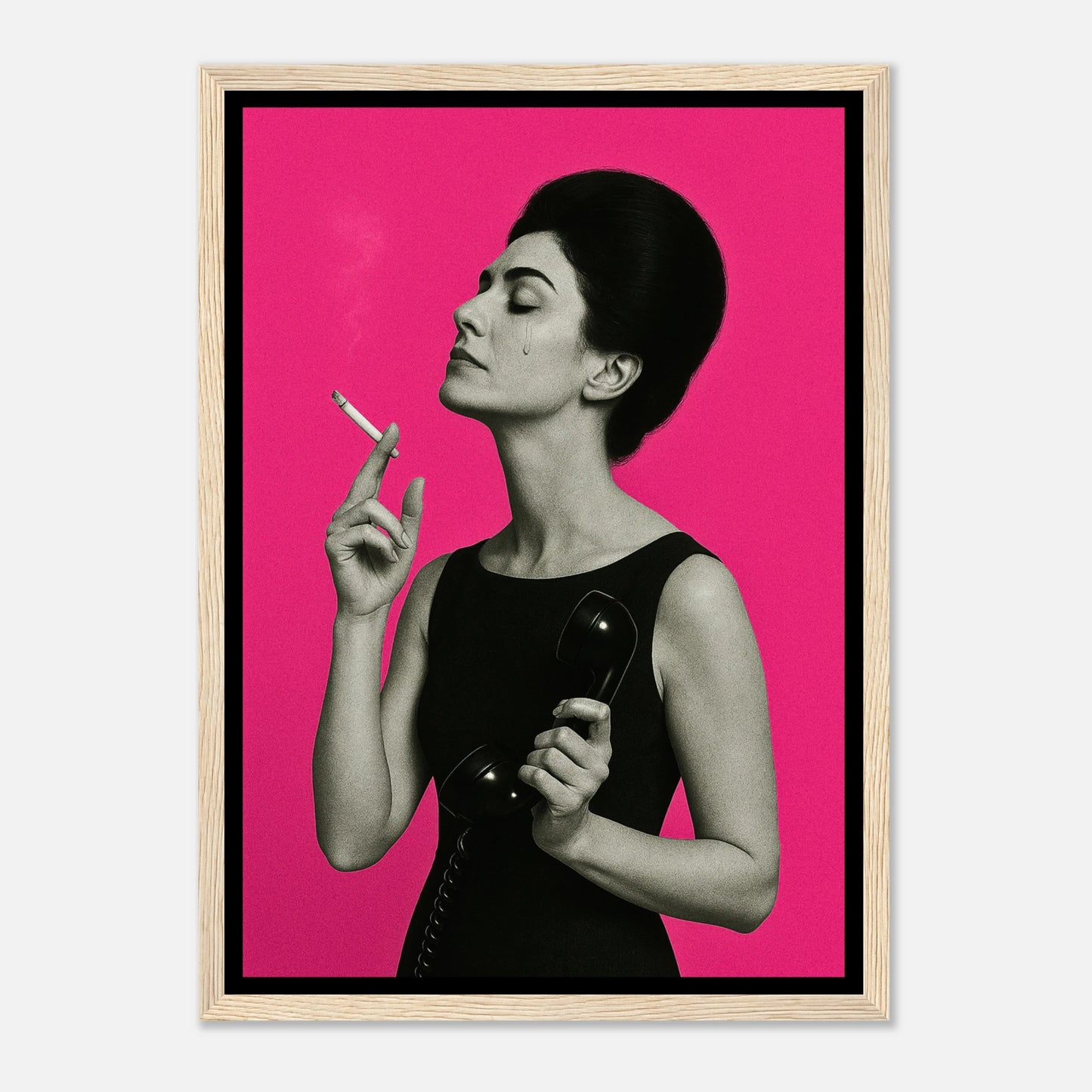 Smoke & Silence Poster im hellbraunen Holzrahmen – kunstvolles Pop-Art-Bild mit rauchender Frau in Pink und Schwarz. Ausdrucksstarkes Wandbild für stilvolle Interieurs – exklusiv von Defa Designs.