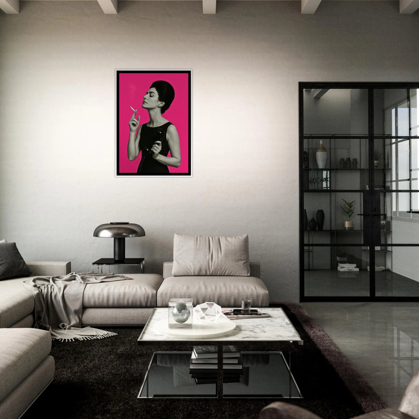 Smoke & Silence Kunstposter im dunklen Wohnzimmer – dramatisches Pop-Art-Bild mit pinkem Hintergrund und Fashion-Charme. Ideal für moderne Räume mit künstlerischem Flair – von Defa Designs.