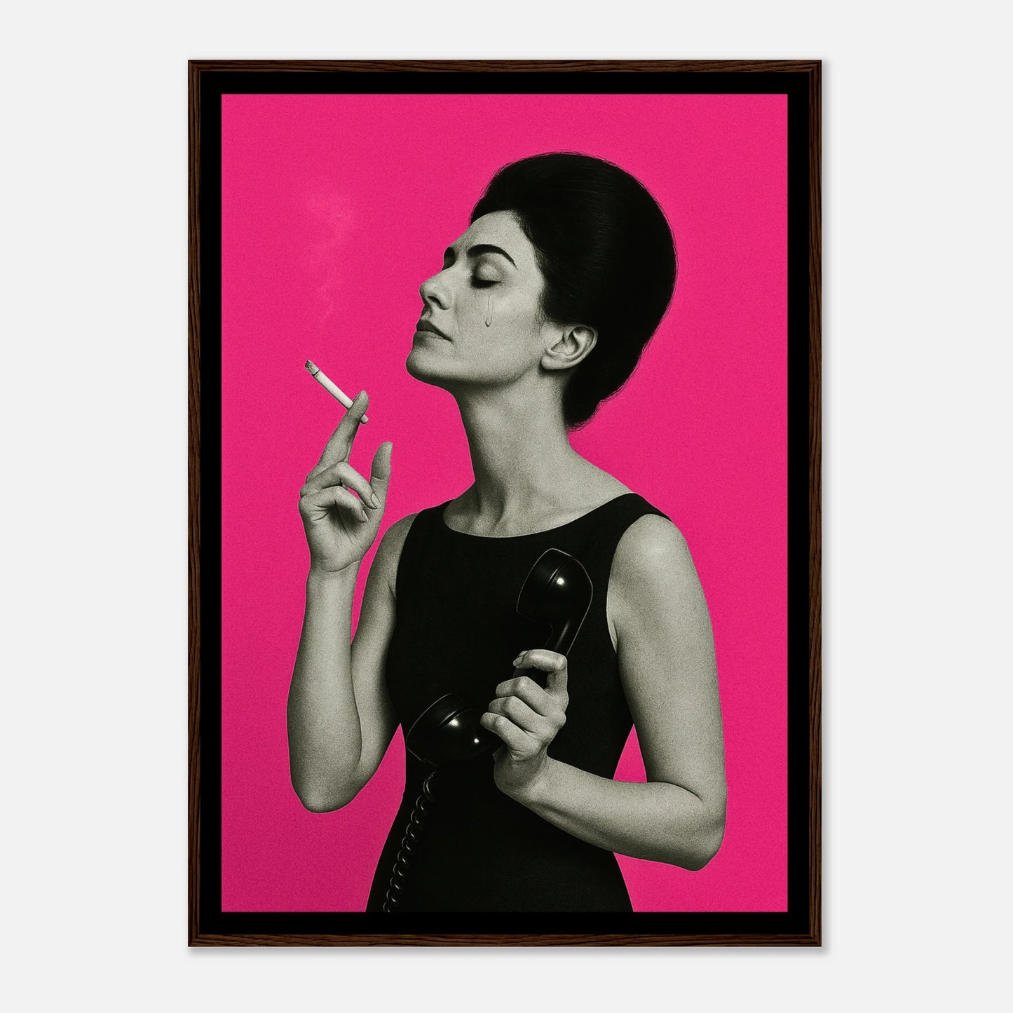 Smoke & Silence Retro Kunstposter im dunkelbraunen Rahmen – elegantes Pop-Art-Motiv mit intensiven Farben und Vintage-Ausstrahlung. Perfekt für Wohnzimmer, Ateliers und moderne Wohnräume – von Defa Designs.