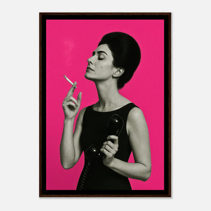 Smoke & Silence Retro Kunstposter im dunkelbraunen Rahmen – elegantes Pop-Art-Motiv mit intensiven Farben und Vintage-Ausstrahlung. Perfekt für Wohnzimmer, Ateliers und moderne Wohnräume – von Defa Designs.