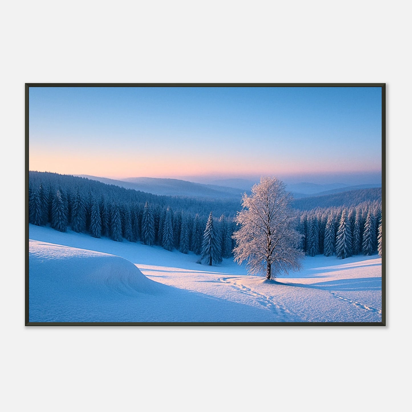 Detailansicht des Winter Serenity Posters – glitzernder Schnee auf Baum und Hügeln unter klarem Winterhimmel.
