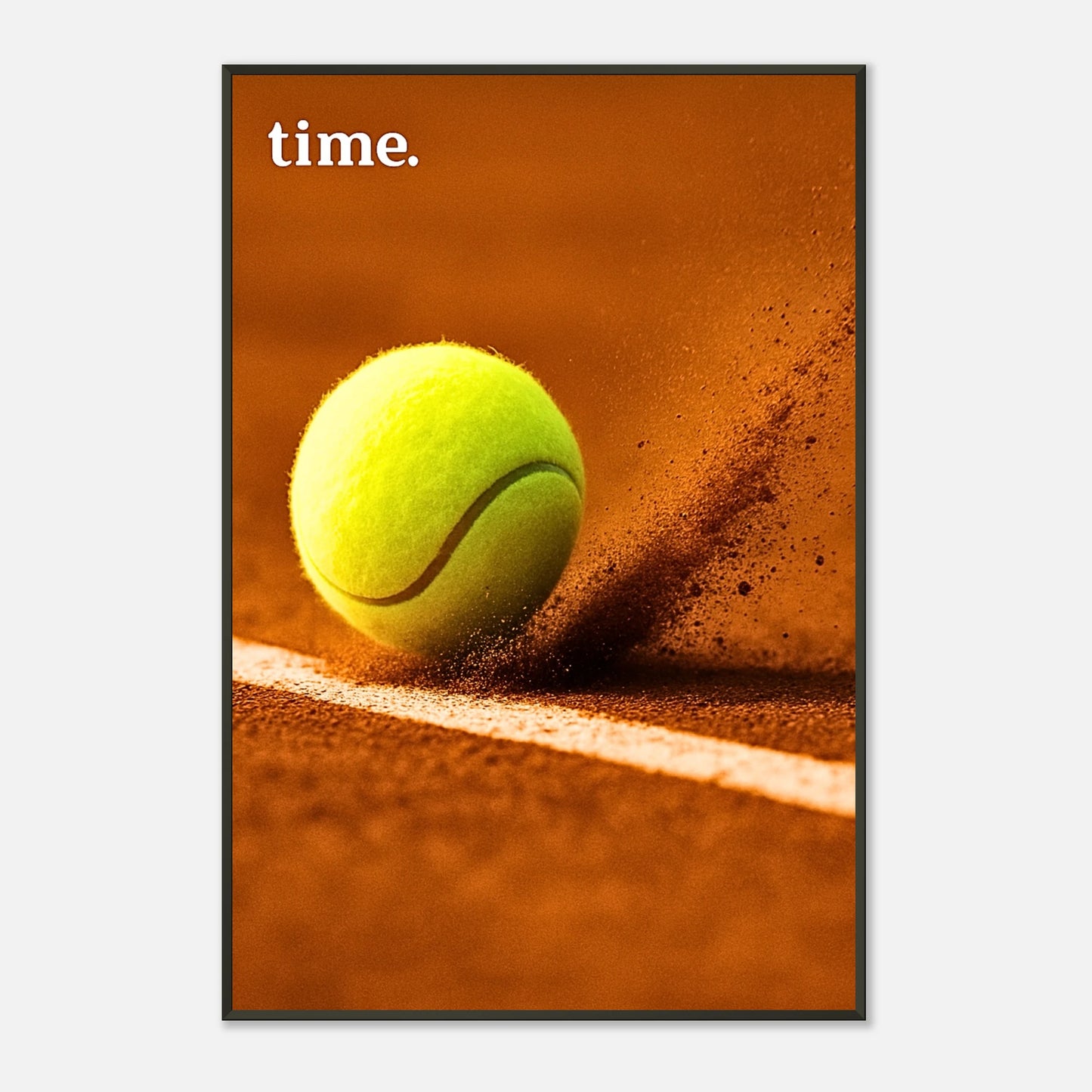 Sportkunst Poster „On the Line“ – Tennisball auf Sandplatz, moderner Kunstdruck im schwarzen Metallrahmen | DEFA Designs