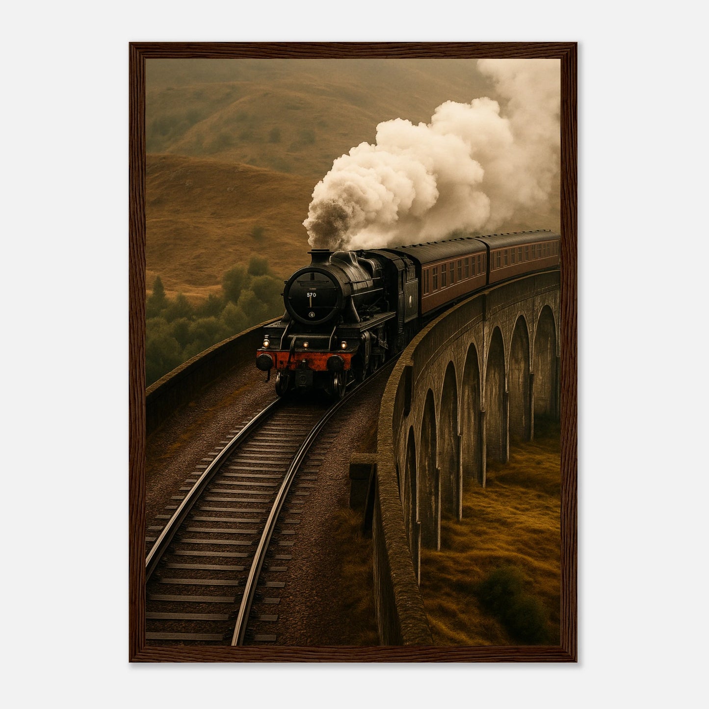 Steam Over the Highlands Poster im dunkelbraunen Holzrahmen – klassisches Vintage-Zugmotiv mit starker Atmosphäre, stilvolle Deko für Wohnzimmer oder Büro – von Defa Designs.