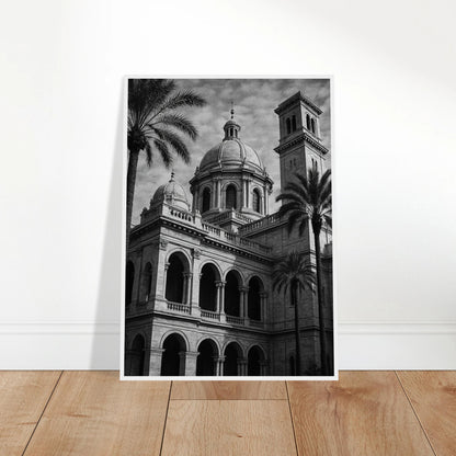 Stillness in Stone Poster an die Wand gelehnt – Schwarz-Weiß-Darstellung klassischer Architektur mit eleganter Tiefe, perfekte Ergänzung für moderne Einrichtung – von Defa Designs.