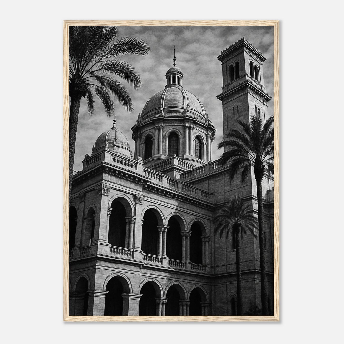 Stillness in Stone Poster im hellbraunen Holzrahmen – zeitloses Architekturmotiv in Schwarz-Weiß mit Kuppel und Bögen, kunstvolles Wandbild für moderne Räume – von Defa Designs.