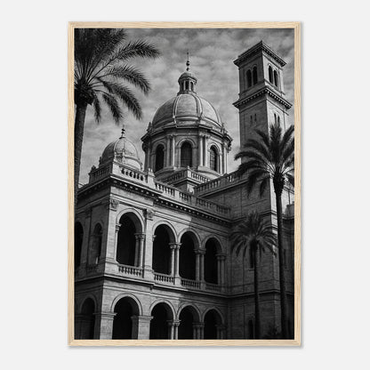 Stillness in Stone Poster im hellbraunen Holzrahmen – zeitloses Architekturmotiv in Schwarz-Weiß mit Kuppel und Bögen, kunstvolles Wandbild für moderne Räume – von Defa Designs.