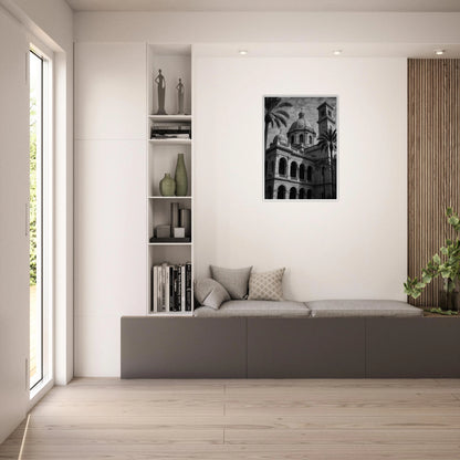Stillness in Stone Poster im hellen Wohnzimmer – stilvolle Architekturkunst in Schwarz-Weiß mit Palmen, bringt Ruhe und Eleganz in moderne Wohnräume – von Defa Designs.