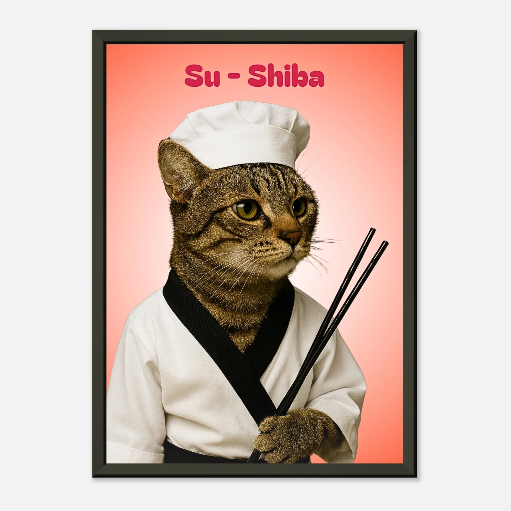 Seitliche Ansicht des Su-Shiba Posters – Katze im Sushi-Kochoutfit mit Essstäbchen, eleganter schwarzer Metallrahmen.