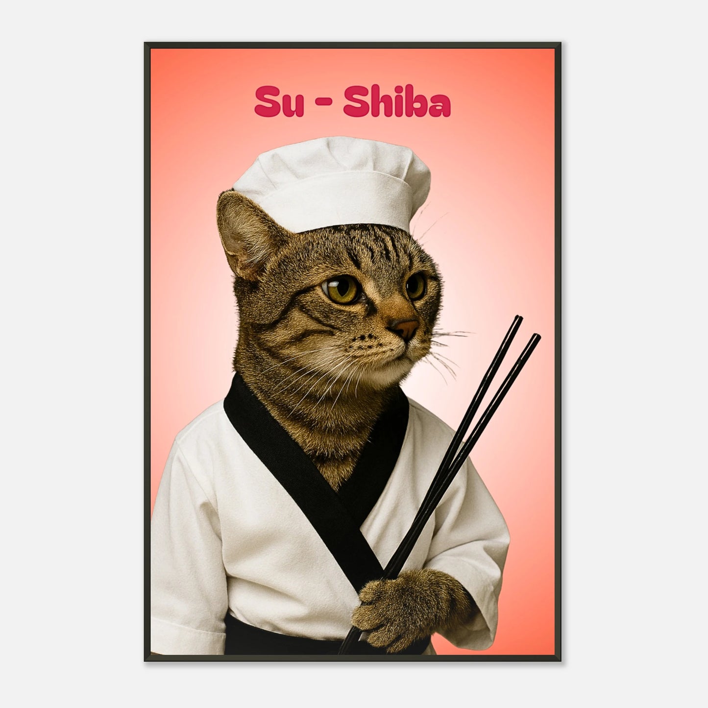 Schrägansicht des Su-Shiba Posters – witziges Katzenmotiv mit Sushi-Thema und sanften Lichtreflexen auf schwarzem Metallrahmen.