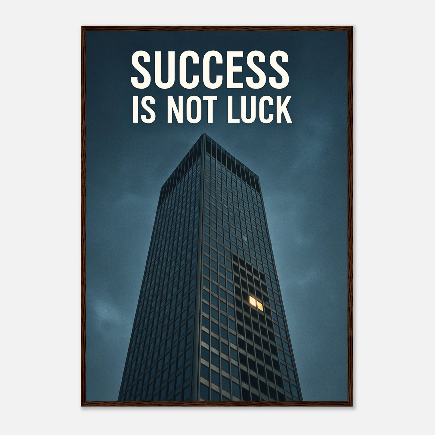 Success Is Not Luck Motivationsposter im dunkelbraunen Holzrahmen – stilvolles Office-Wandbild mit modernem Architekturmotiv und inspirierendem Erfolgszitat – von Defa Designs.