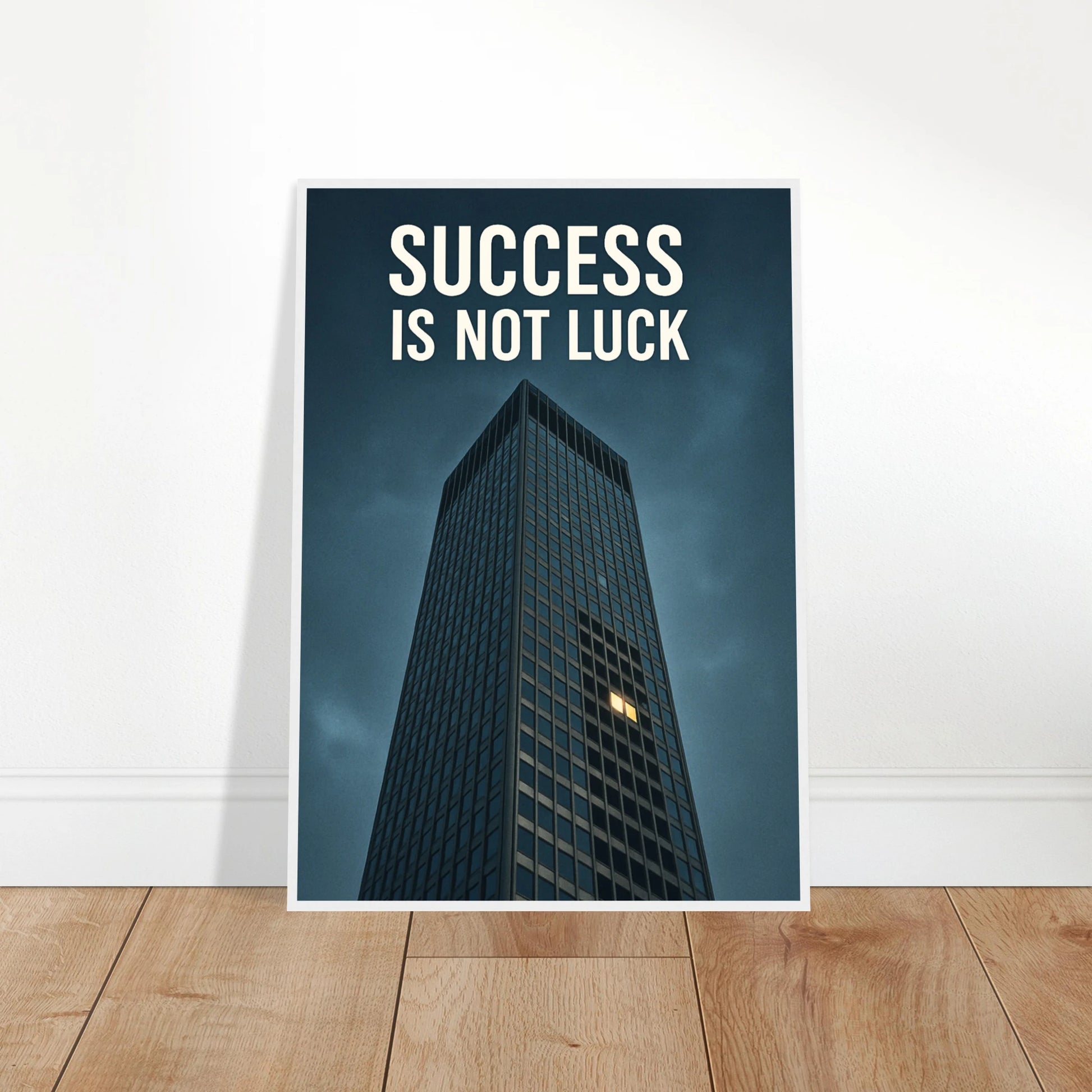 Success Is Not Luck Motivationsposter an die Wand gelehnt – modernes Erfolgszitat-Poster mit Hochhausmotiv, Business Art Print für Büro oder Arbeitszimmer – von Defa Designs.