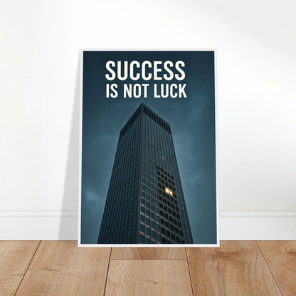 Success Is Not Luck Motivationsposter an die Wand gelehnt – modernes Erfolgszitat-Poster mit Hochhausmotiv, Business Art Print für Büro oder Arbeitszimmer – von Defa Designs.