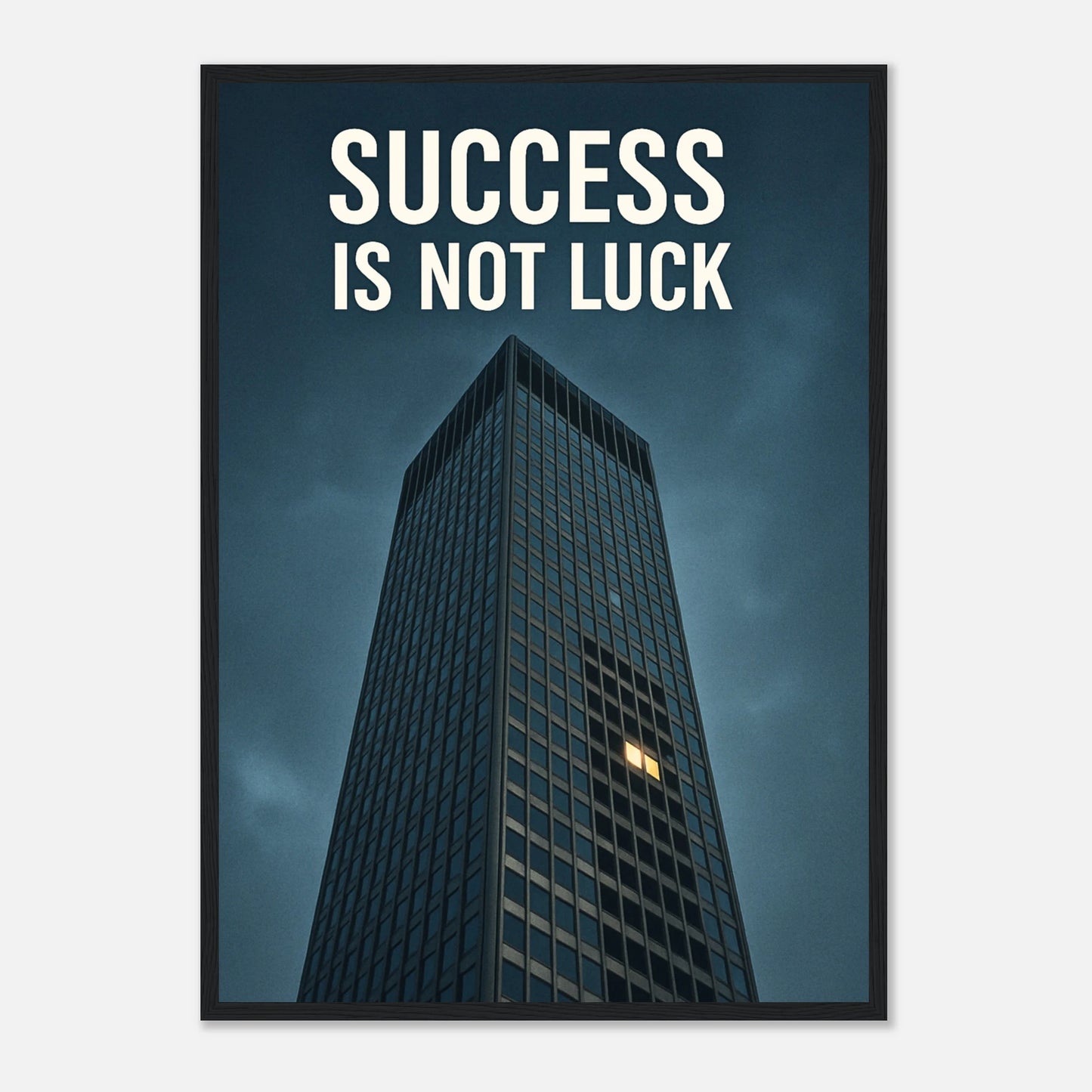 Success Is Not Luck Motivationsposter im schwarzen Rahmen – kraftvolles Wandbild mit Business-Hochhaus und Zitat über Erfolg, ideal für moderne Arbeitsräume – von Defa Designs.