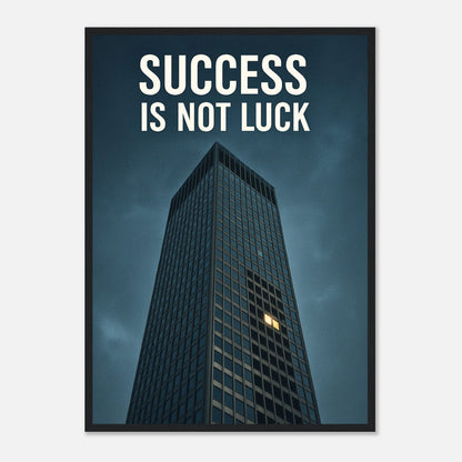 Success Is Not Luck Motivationsposter im schwarzen Rahmen – kraftvolles Wandbild mit Business-Hochhaus und Zitat über Erfolg, ideal für moderne Arbeitsräume – von Defa Designs.