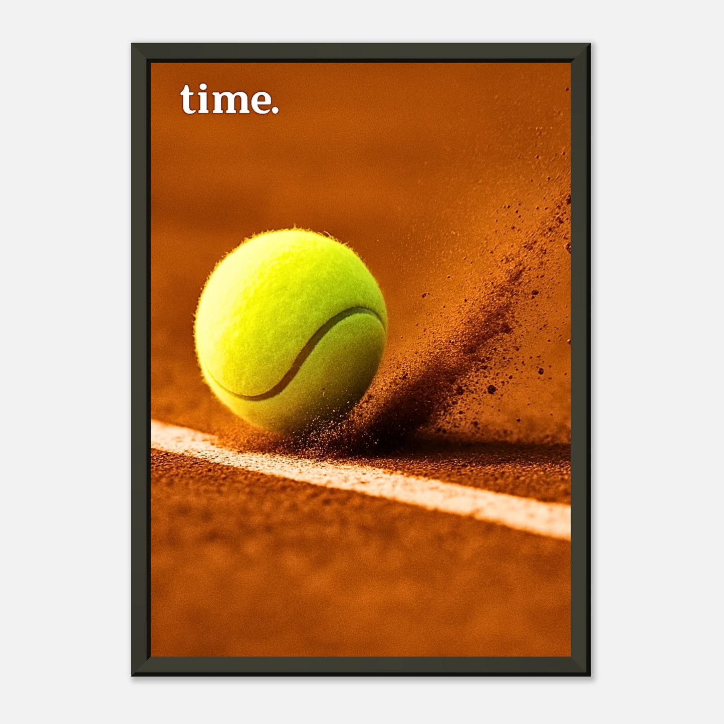 Tennisball Poster „On the Line“ – intensiver Spielmoment, hochwertiger Druck im schwarzen Metallrahmen | DEFA Designs