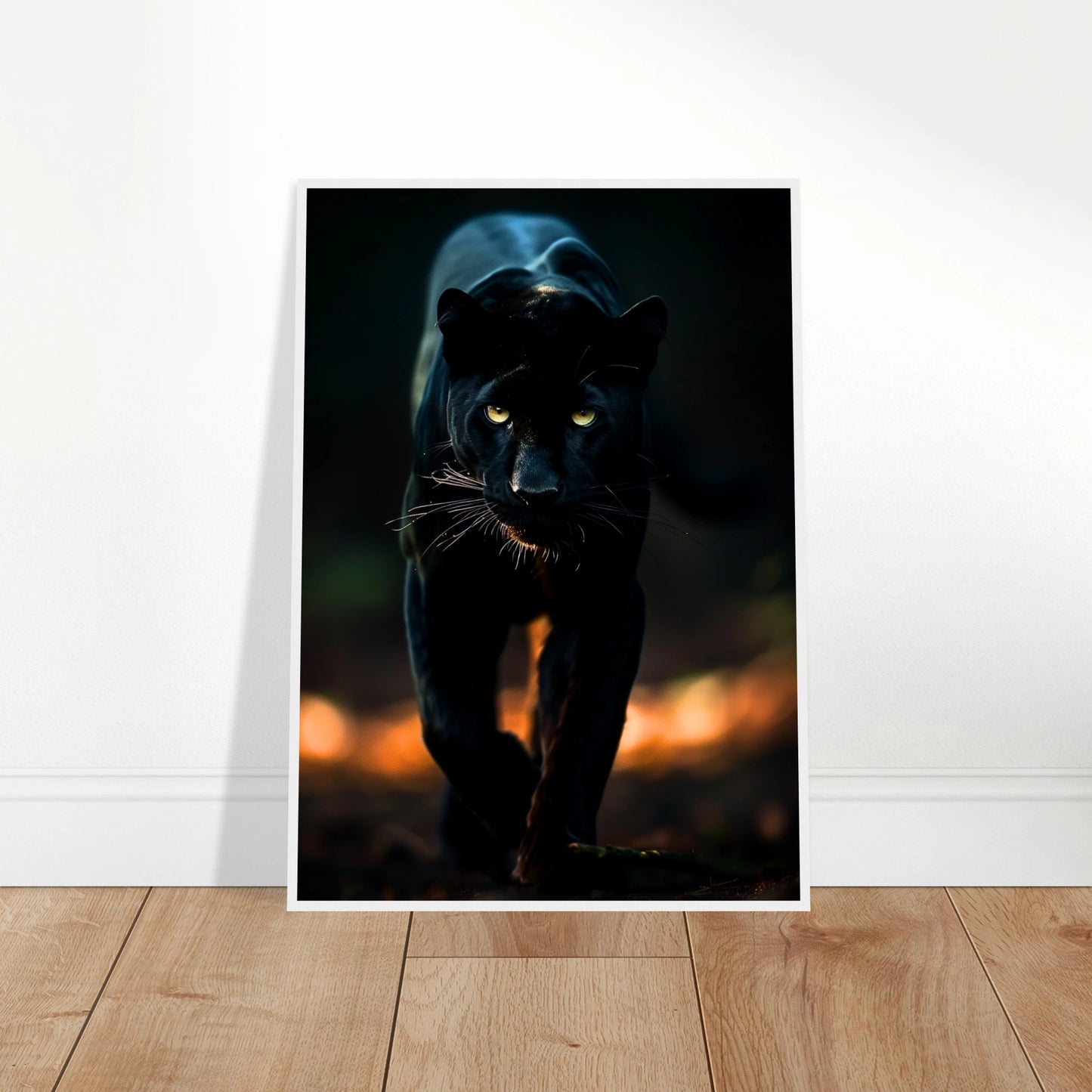 The Black Panther Poster – schwarzer Panther vor Mondlicht, modern angelehnt an einer Wand präsentiert.