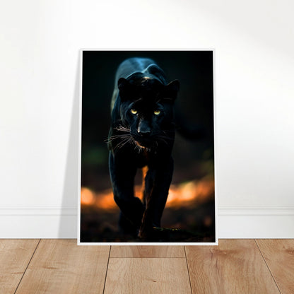 The Black Panther Poster – schwarzer Panther vor Mondlicht, modern angelehnt an einer Wand präsentiert.