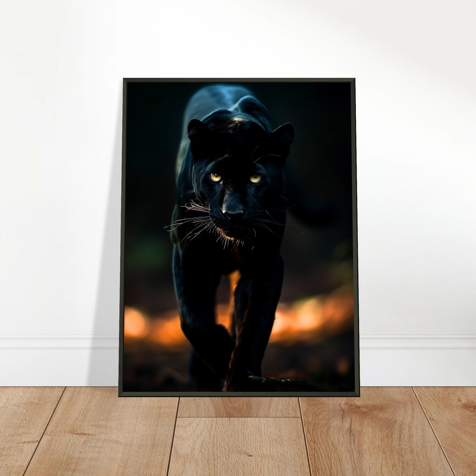 The Black Panther Poster an die Wand gelehnt – majestätischer schwarzer Panther auf dunklem Hintergrund, eindrucksvolle Wandkunst auf Holzboden.