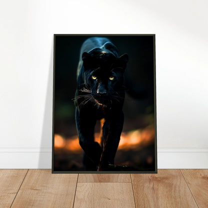 The Black Panther Poster an die Wand gelehnt – majestätischer schwarzer Panther auf dunklem Hintergrund, eindrucksvolle Wandkunst auf Holzboden.