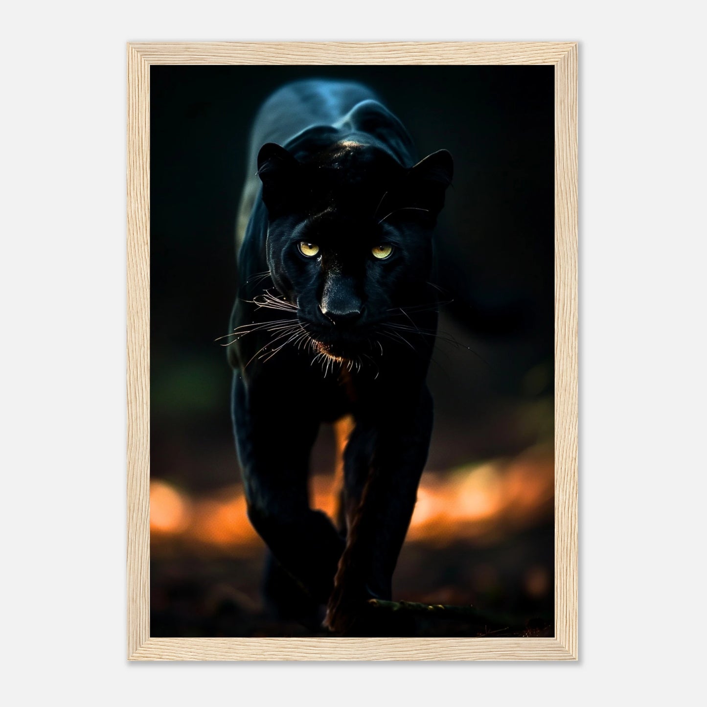 The Black Panther Poster im hellbraunen Rahmen – stilvolles Wandbild für Wohnzimmer, Büro oder Galerie.