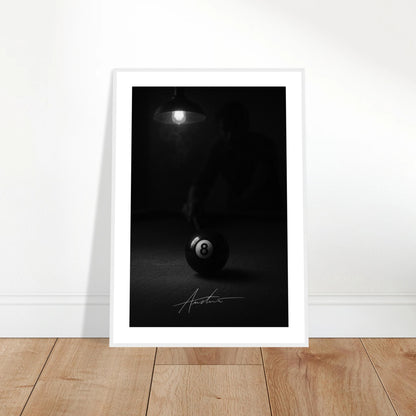 The Final Shot Poster an die Wand gelehnt – minimalistische Schwarz-Weiß-Kunst mit Billardkugel im Fokus, perfekte Ergänzung für moderne Einrichtung – von Defa Designs.