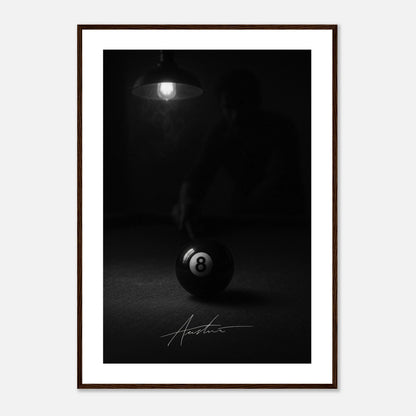 The Final Shot Poster im dunkelbraunen Holzrahmen – klassisches Schwarz-Weiß-Motiv mit 8-Ball-Billardkugel, ästhetisches Wandbild mit sportlicher Eleganz – von Defa Designs.