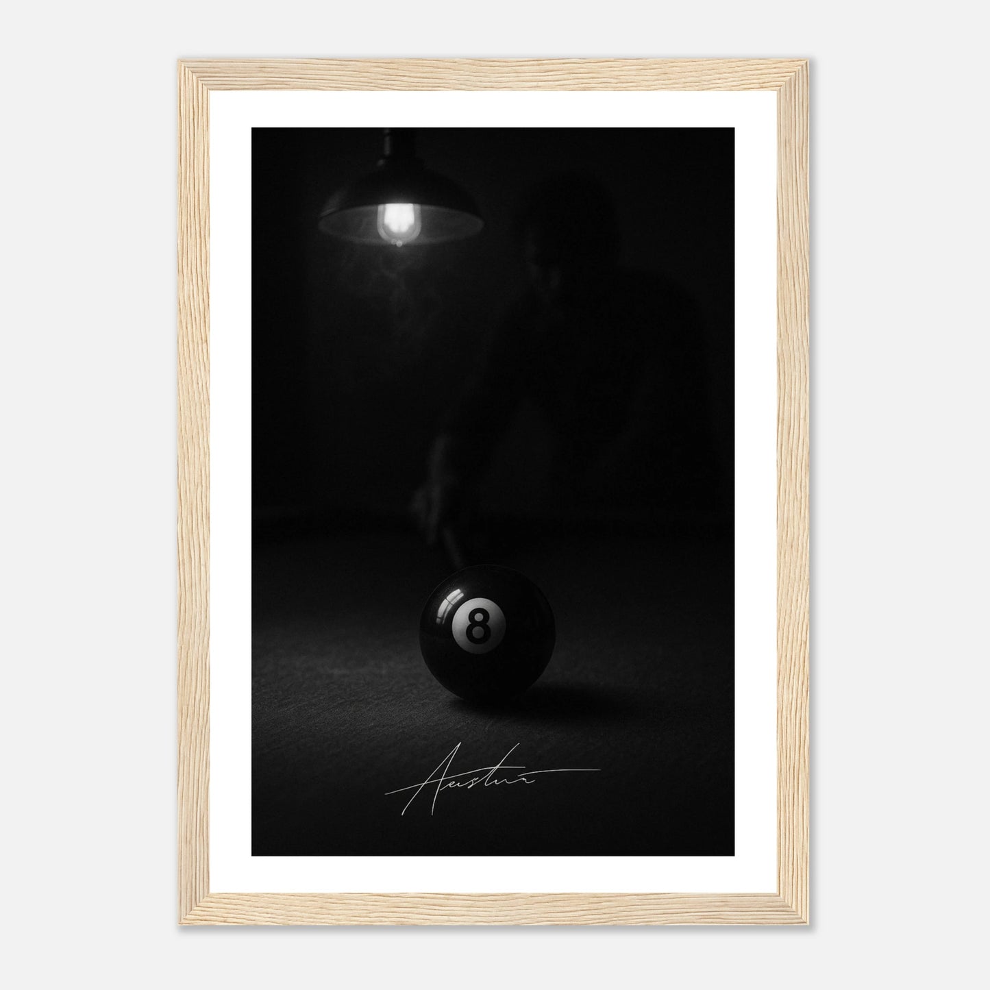 The Final Shot Poster im hellbraunen Holzrahmen – stilvolle Schwarz-Weiß-Fotokunst mit 8-Ball-Kugel, spannendes Billardmotiv für Wohnzimmer oder Spielzimmer – von Defa Designs.