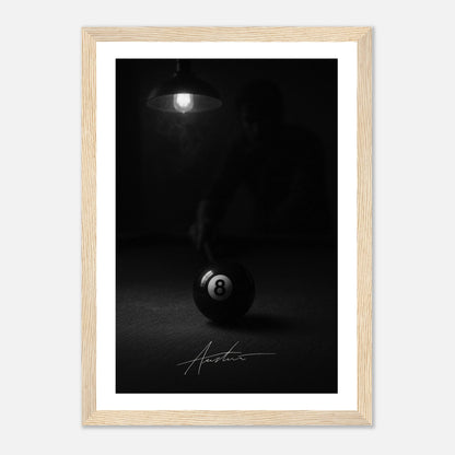 The Final Shot Poster im hellbraunen Holzrahmen – stilvolle Schwarz-Weiß-Fotokunst mit 8-Ball-Kugel, spannendes Billardmotiv für Wohnzimmer oder Spielzimmer – von Defa Designs.
