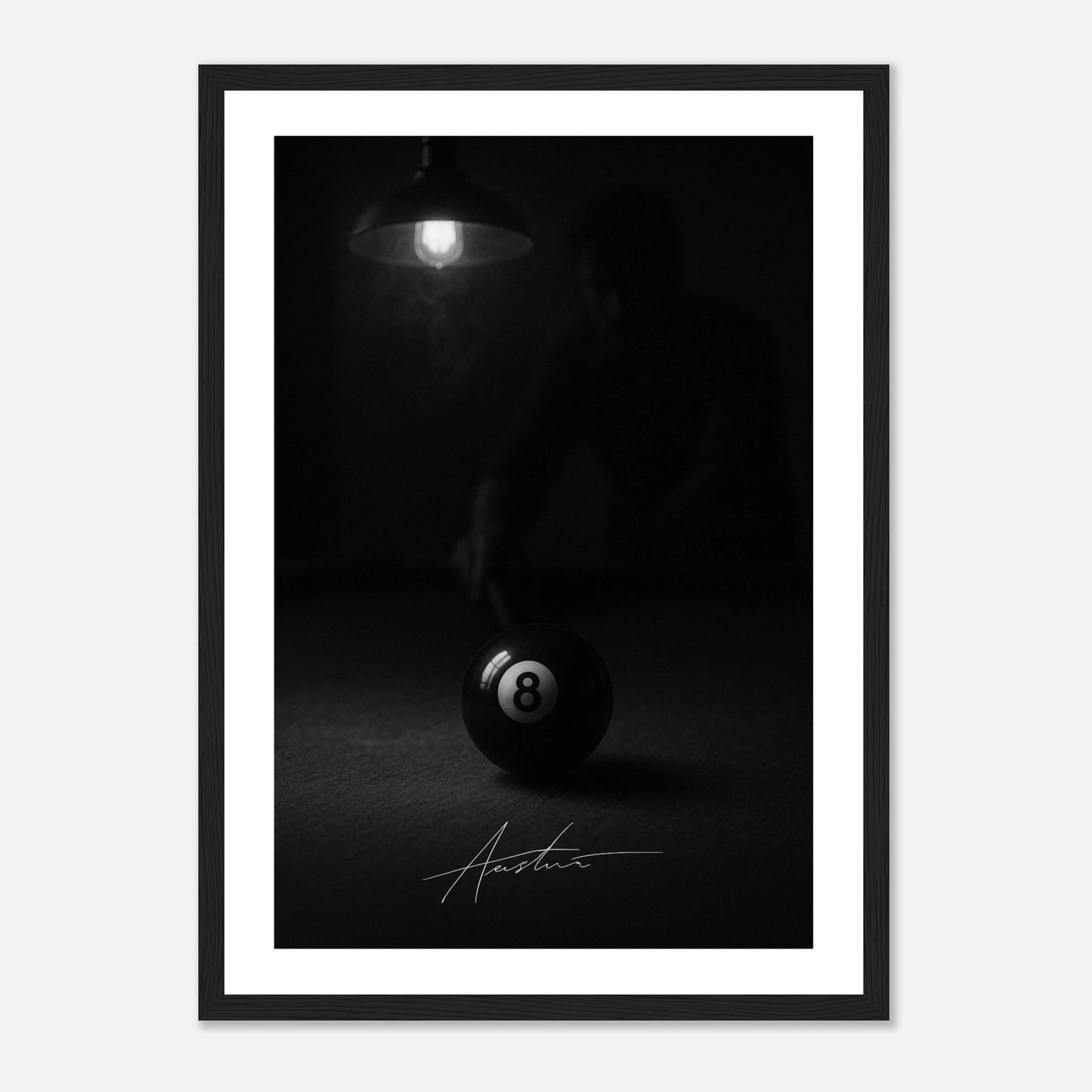 The Final Shot Poster im schwarzen Rahmen – ikonische Schwarz-Weiß-Darstellung eines Billardmoments, perfektes Kunstposter für Bars, Lounges oder moderne Interiors – von Defa Designs.