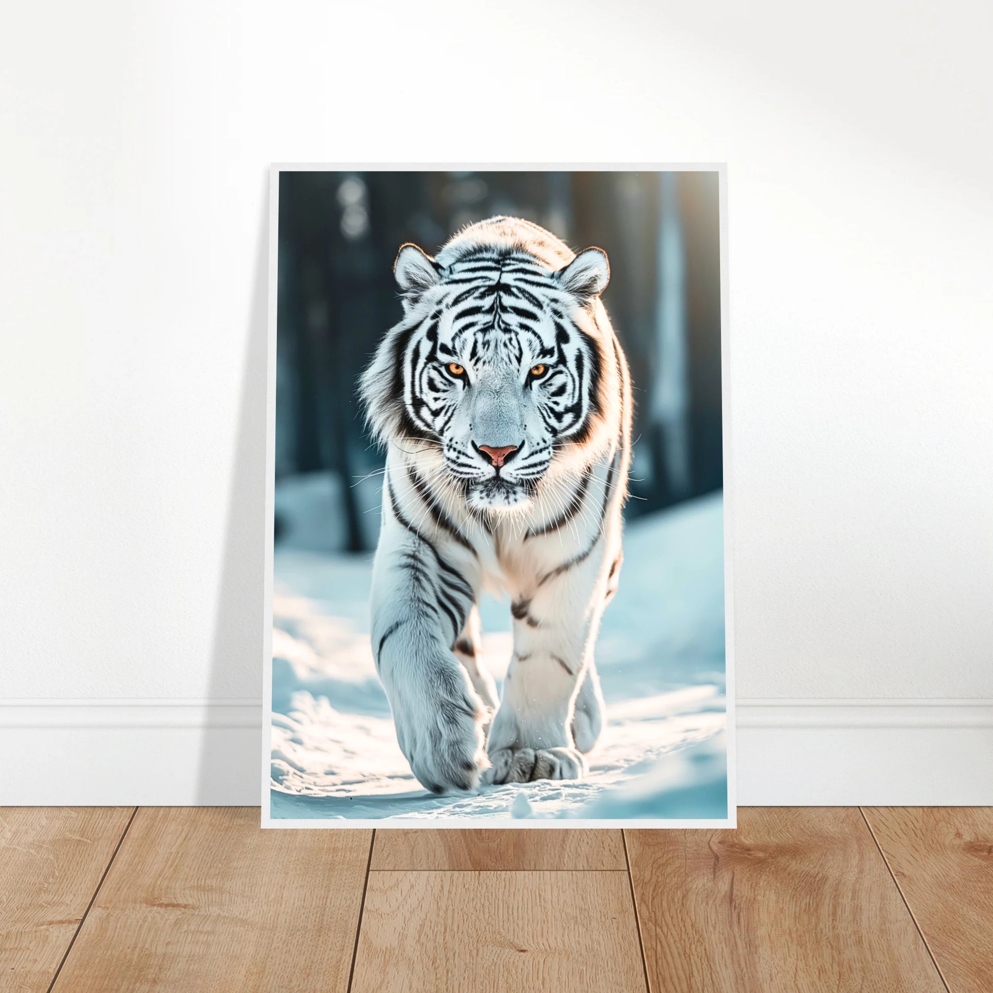 The White Tiger Poster ohne Rahmen, an die Wand gelehnt – minimalistisches Tiger Wandbild als moderne Dekoration.