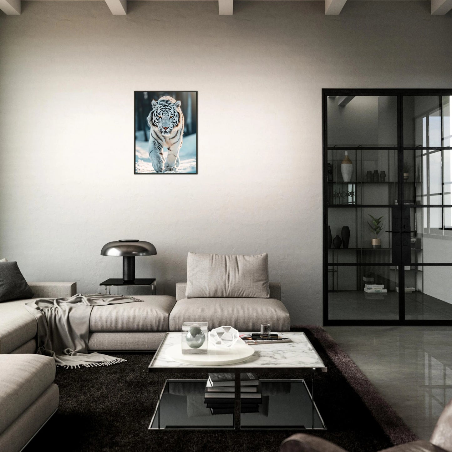 The White Tiger Poster im modernen Wohnzimmer – starke Kontraste zwischen weißem Tiger und dunklem Interieur für maximale Wirkung.