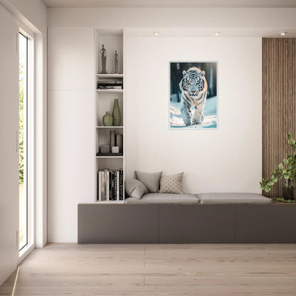 The White Tiger Poster im hellen Wohnzimmer – dekoratives Wandbild mit weißem Tiger in edler Raumgestaltung.
