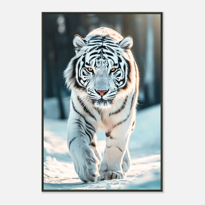 Schrägansicht des The White Tiger Posters – eindrucksvoller Druck mit sanften Lichtreflexen auf dem schwarzen Metallrahmen.