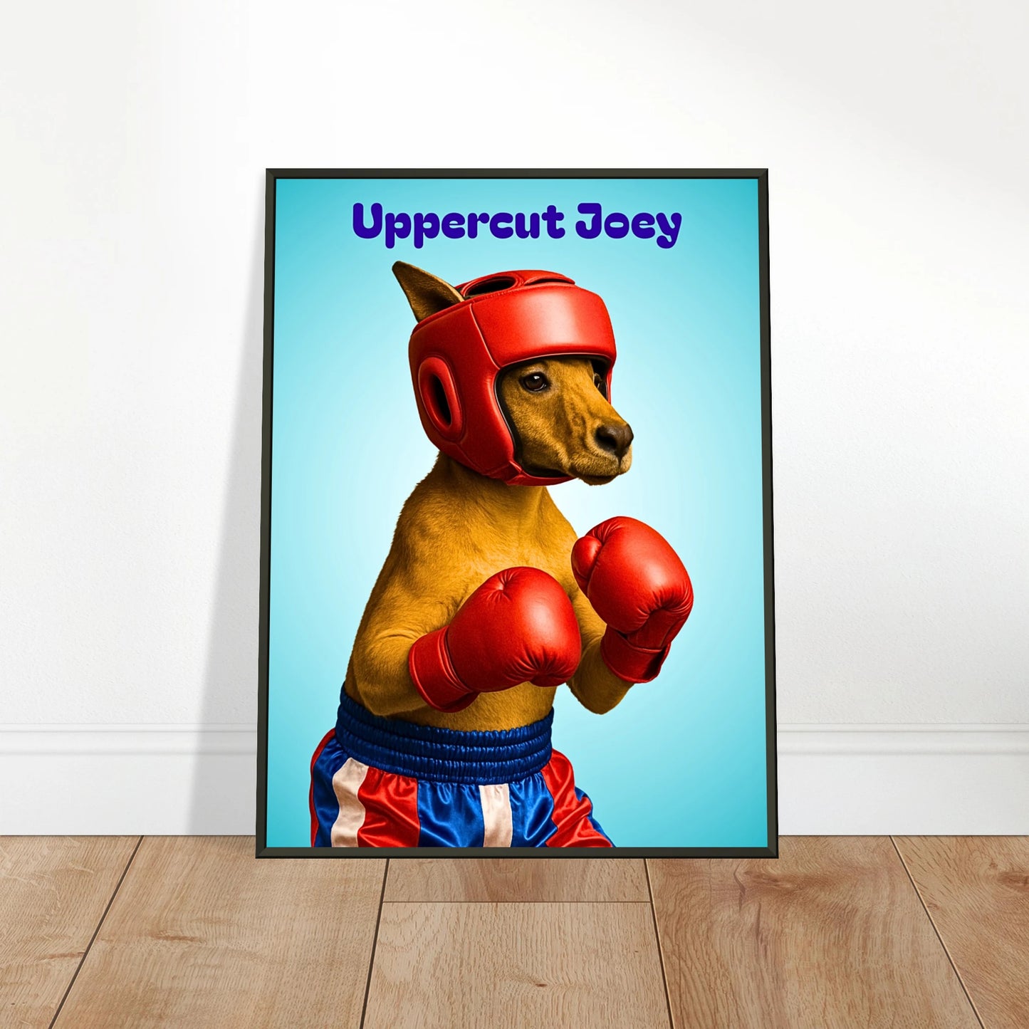 Uppercut Joey Poster an die Wand gelehnt – charmanter Hund mit Boxhandschuhen, humorvolles Motiv mit starkem Charakter.