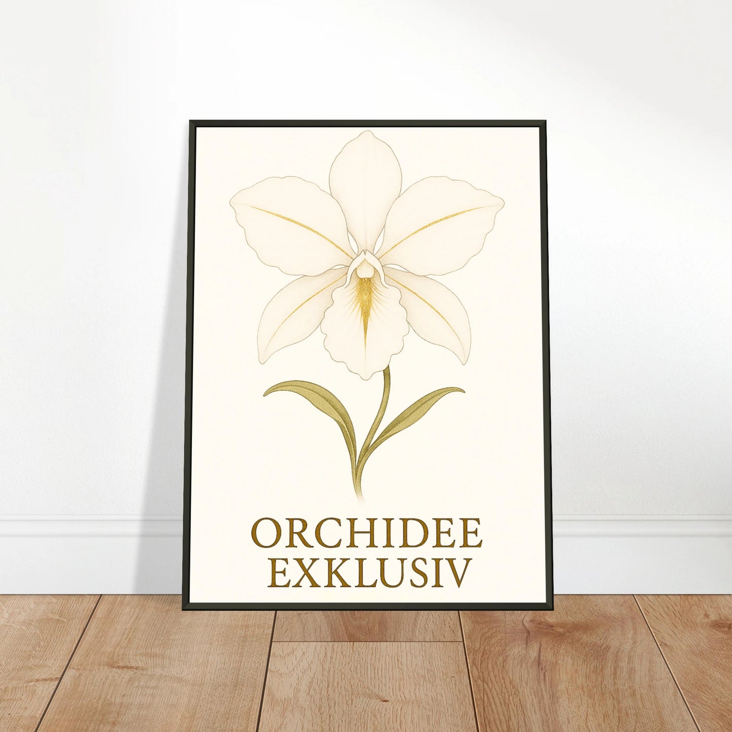 White Orchid Poster an die Wand gelehnt – elegante Pflanzenillustration in schwarzem Metallrahmen auf Holzuntergrund.