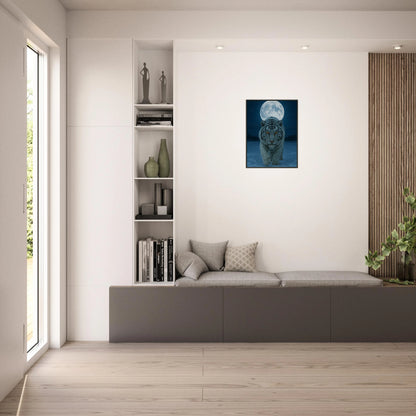 White Tiger Poster im hellen Wohnzimmer – beruhigende Tierkunst mit Mondschein, ideal für moderne und minimalistische Räume.