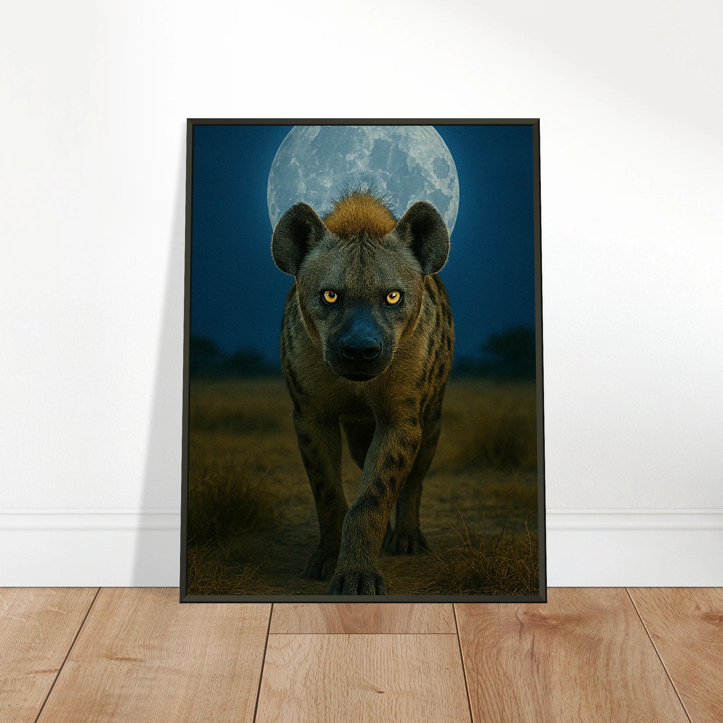 Wild Nights Hyäne Poster an die Wand gelehnt – afrikanisches Tiermotiv im schwarzen Metallrahmen, kraftvolle Wanddekoration | DEFA Designs