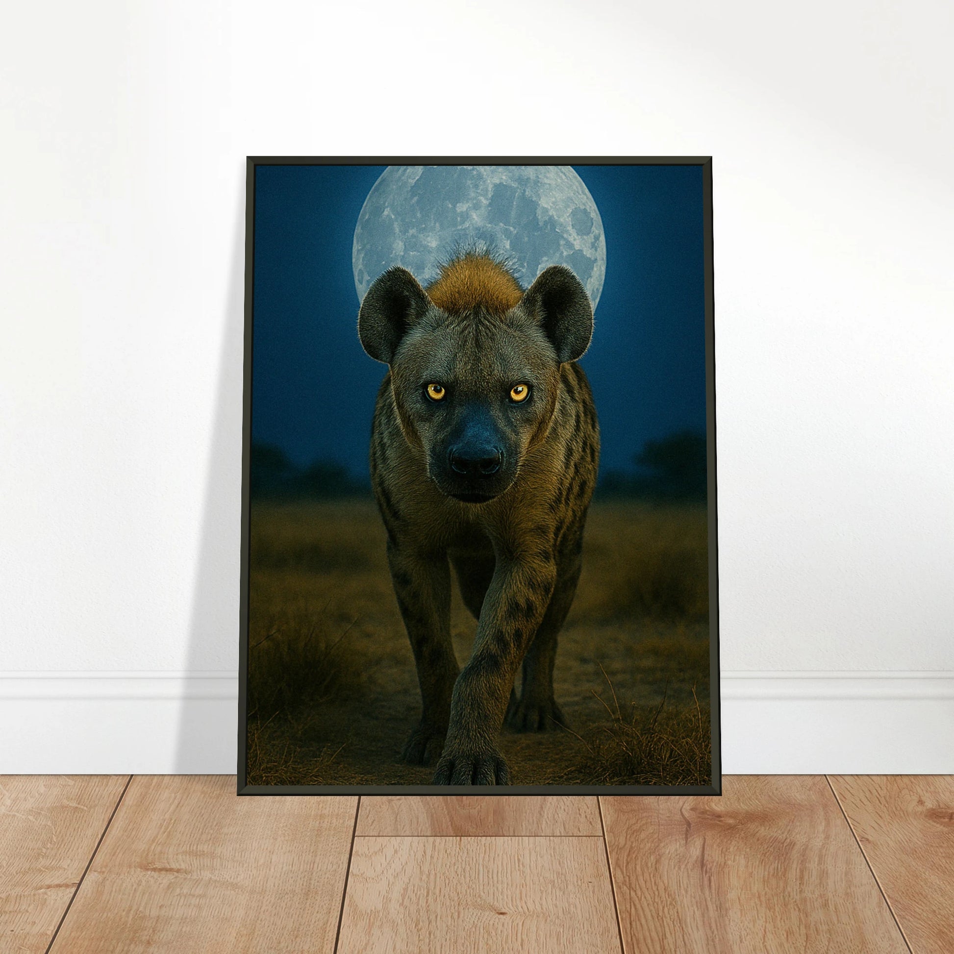 Wild Nights Hyäne Poster an die Wand gelehnt – afrikanisches Tiermotiv im schwarzen Metallrahmen, kraftvolle Wanddekoration | DEFA Designs