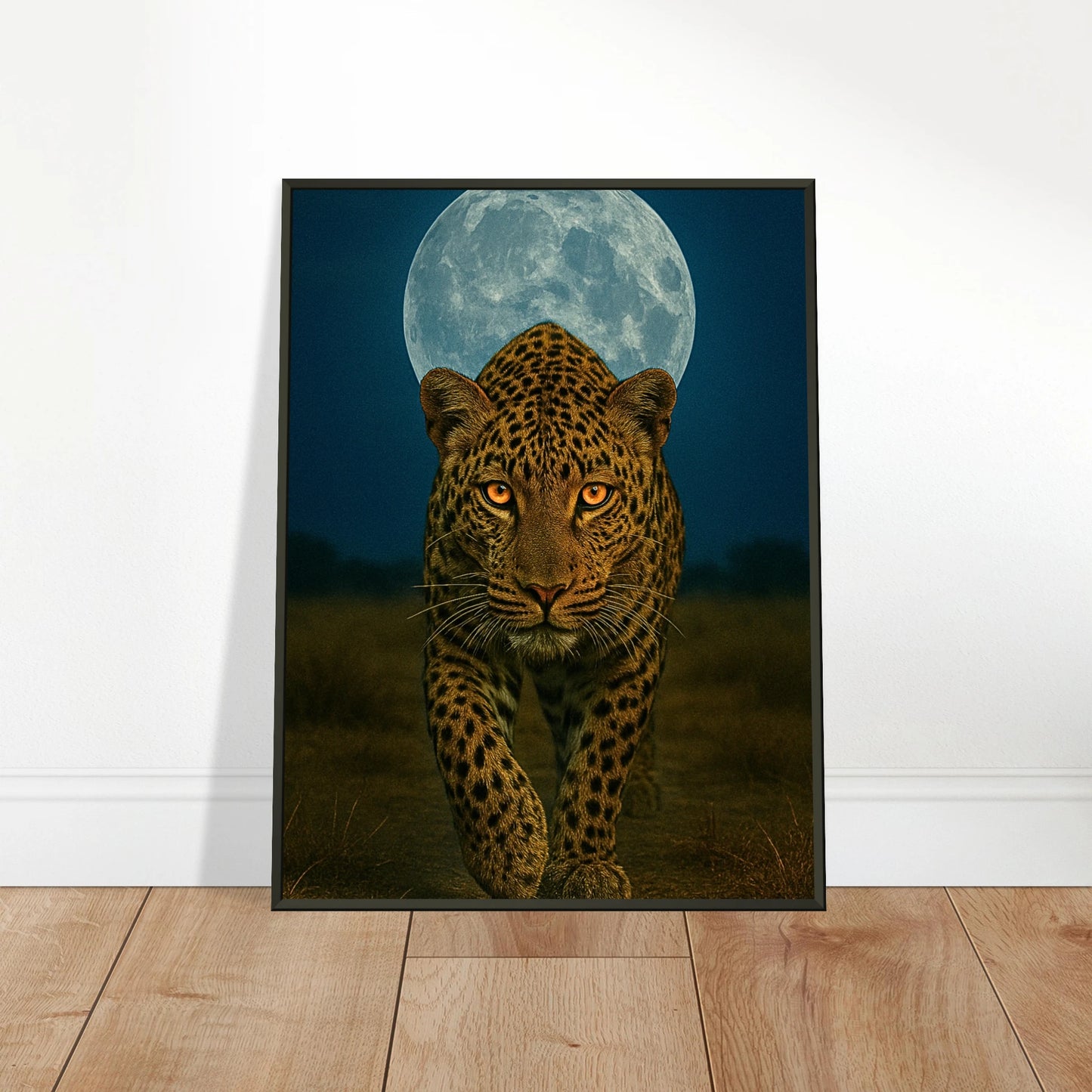 Wild Nights – The Leopard Poster an die Wand gelehnt – ausdrucksstarke Tierkunst mit Leopard unter Vollmond im schwarzen Metallrahmen.