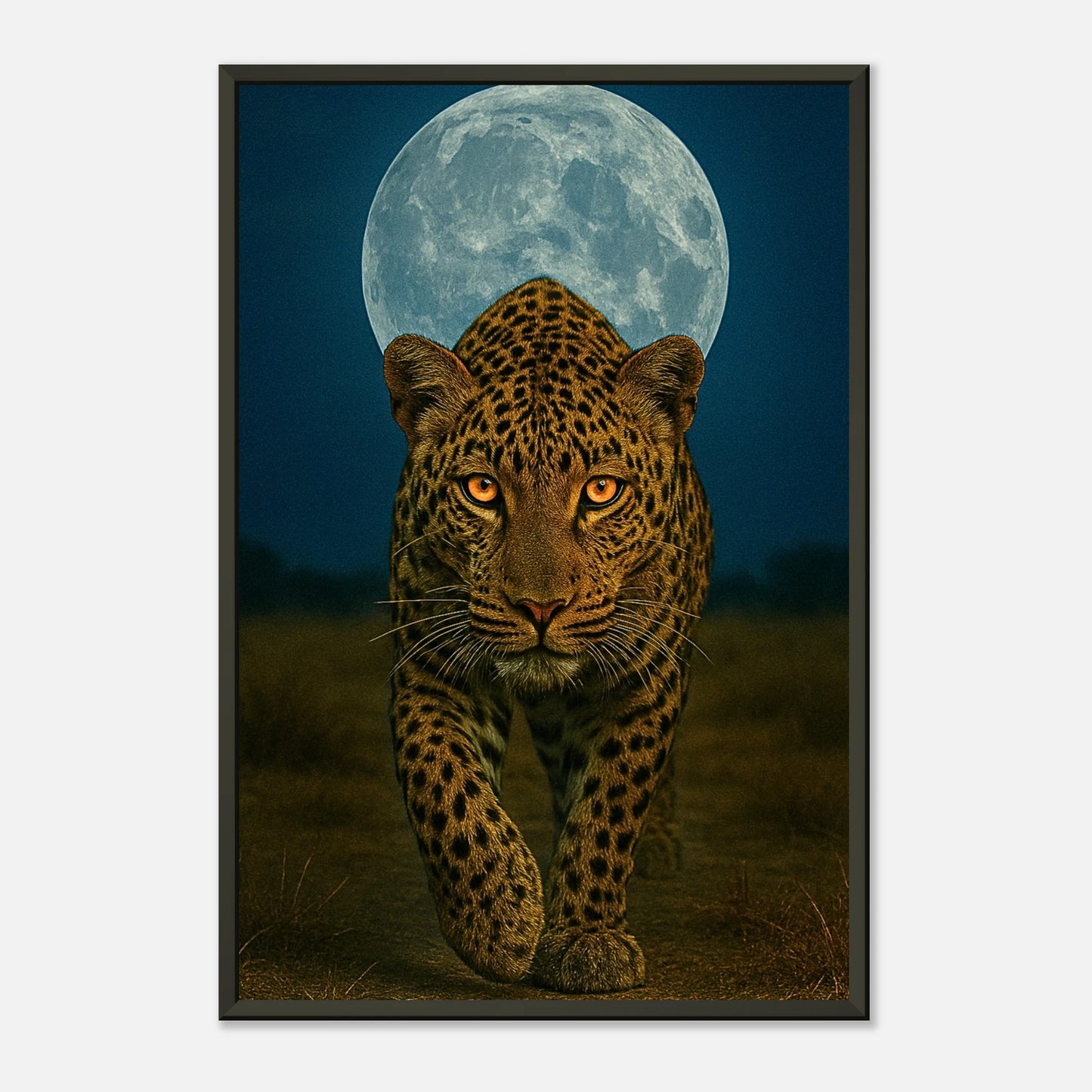 Seitenansicht des Wild Nights – The Leopard Posters – kraftvoller Leopard schreitet unter dem Mondschein, elegante Tiefe im schwarzen Rahmen.