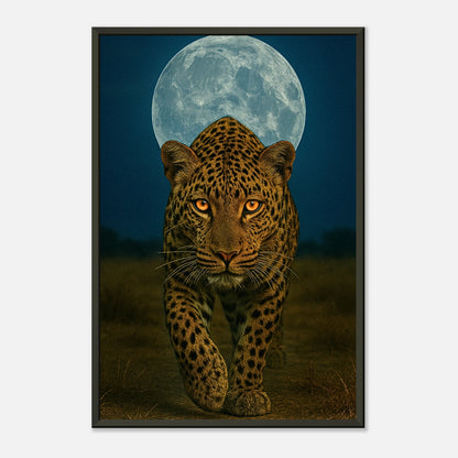 Seitenansicht des Wild Nights – The Leopard Posters – kraftvoller Leopard schreitet unter dem Mondschein, elegante Tiefe im schwarzen Rahmen.