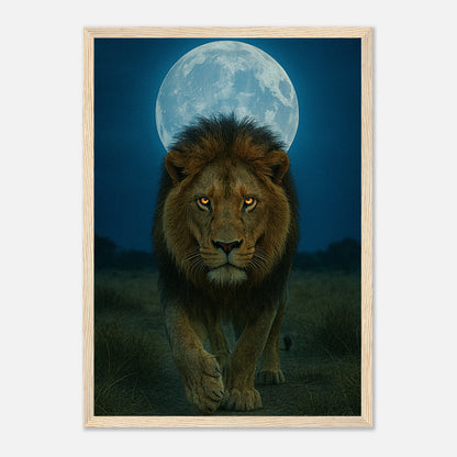 Wild Nights Löwen Poster mit hellbraunem Holzrahmen – majestätischer Löwe unter dem Mond als Wandkunst.