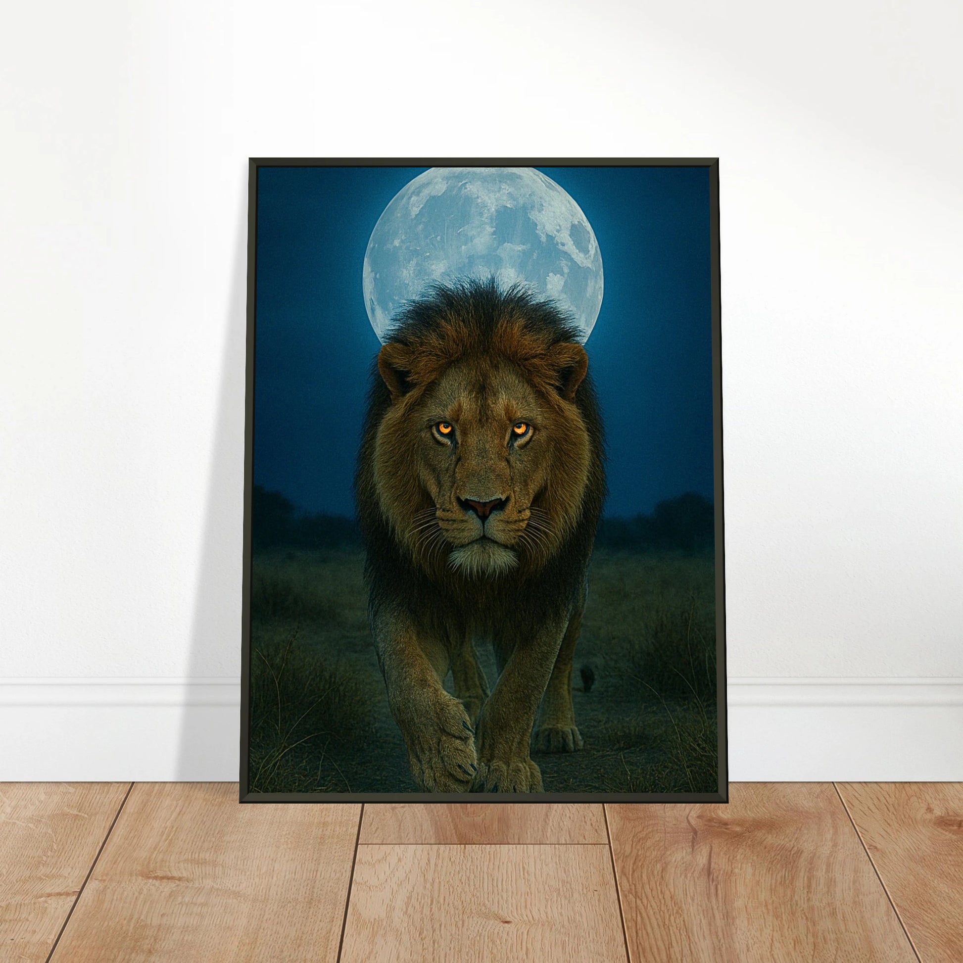 Wild Nights – The Lion Poster an die Wand gelehnt – majestätischer Löwe unter Vollmond, stilvolle Tierkunst mit Charakter.