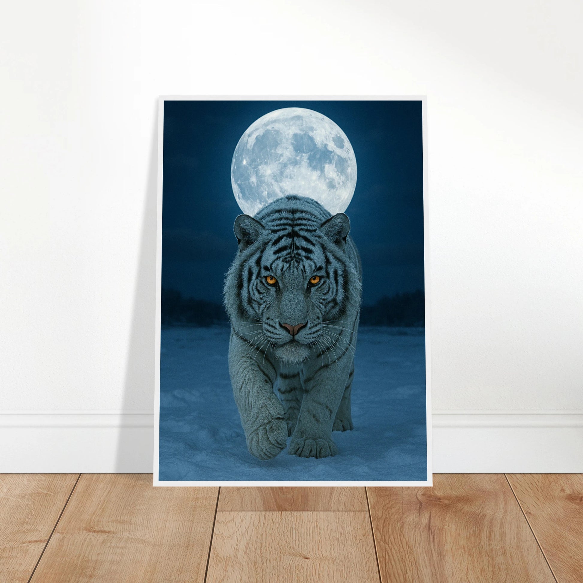 Wild Nights White Tiger Poster – weißer Tiger im Mondlicht, stilvoll an eine Wand gelehnt als modernes Deko-Bild.