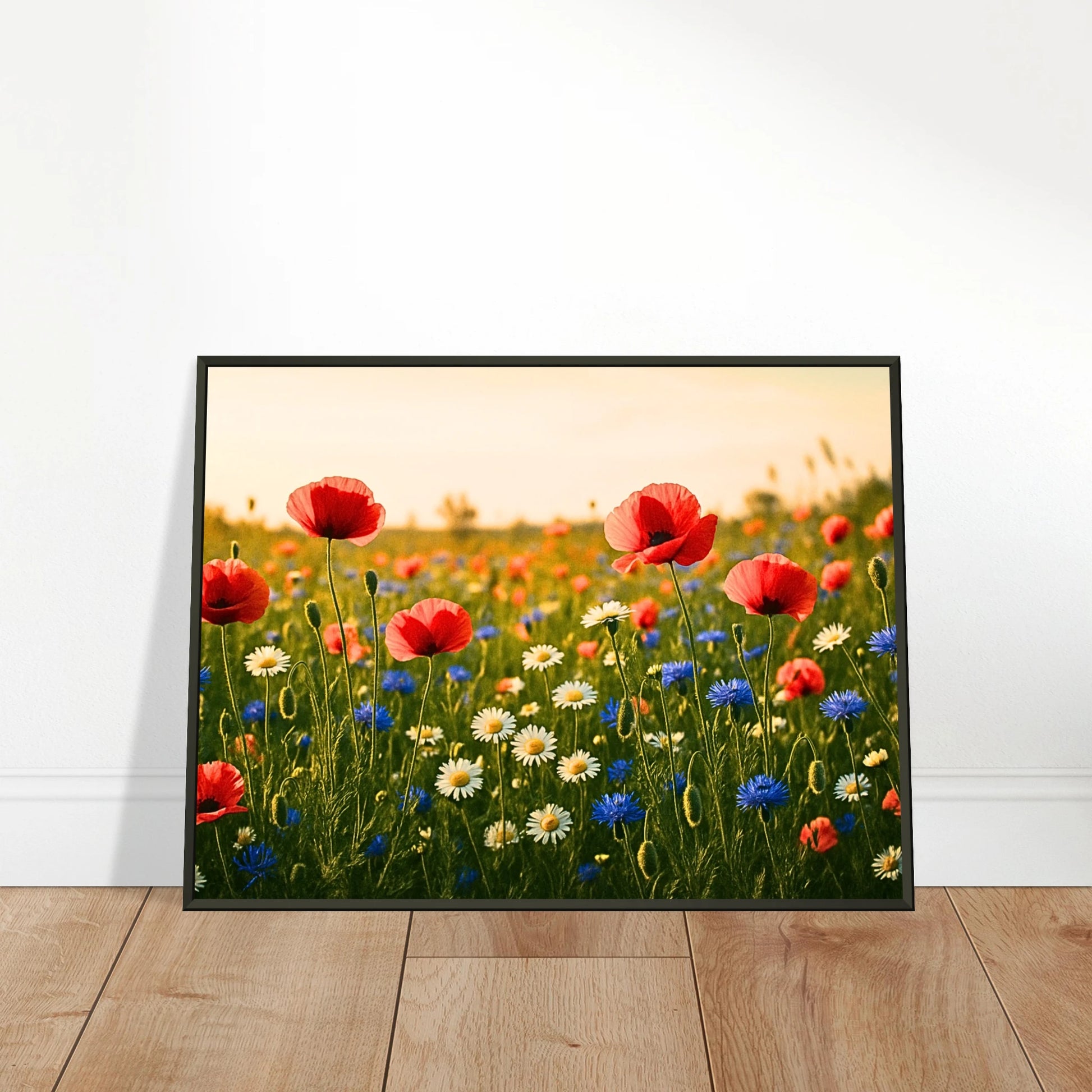 Wildflower Harmony Poster an die Wand gelehnt – strahlende Blumenwiese mit Mohn, Kornblumen und Gänseblümchen, hochwertiger Druck im schwarzen Metallrahmen.